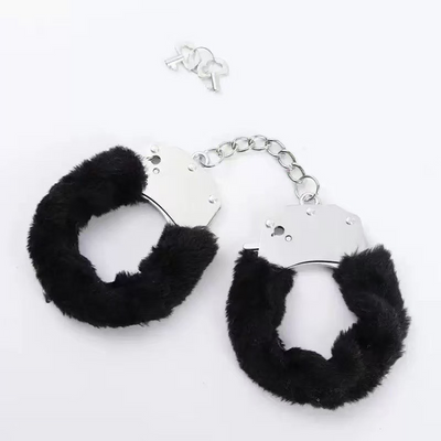 Μαύρες Μεταλλικές Χειροπέδες με Γούνα – Black Furry Steel Handcuffs